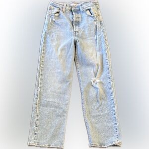 Levi’s | straight ribcage Light Blue Distressed Jeans
